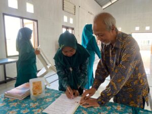 Penyuluhan dan pelatihan mengurangan Rasa Pahit pada olahan jeruk di Desa Sumbersekar Dau Malang-NHT